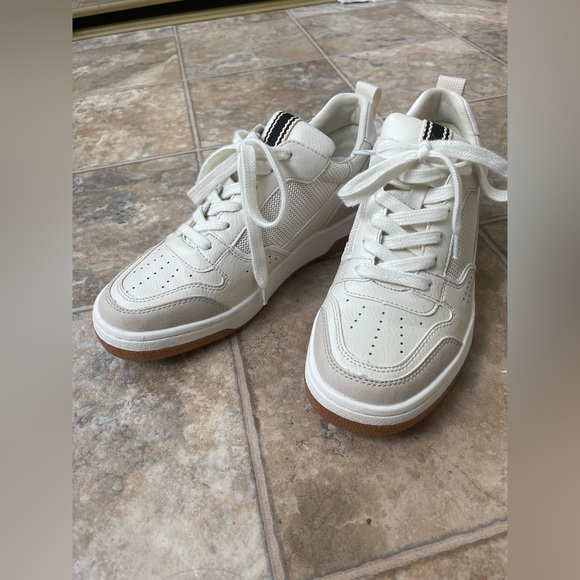 Sneakers - Picture 1 of 4